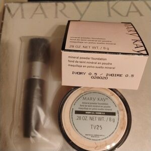 Mary Kay mineral powder Ivory 0.5 Product # 028020 with brush